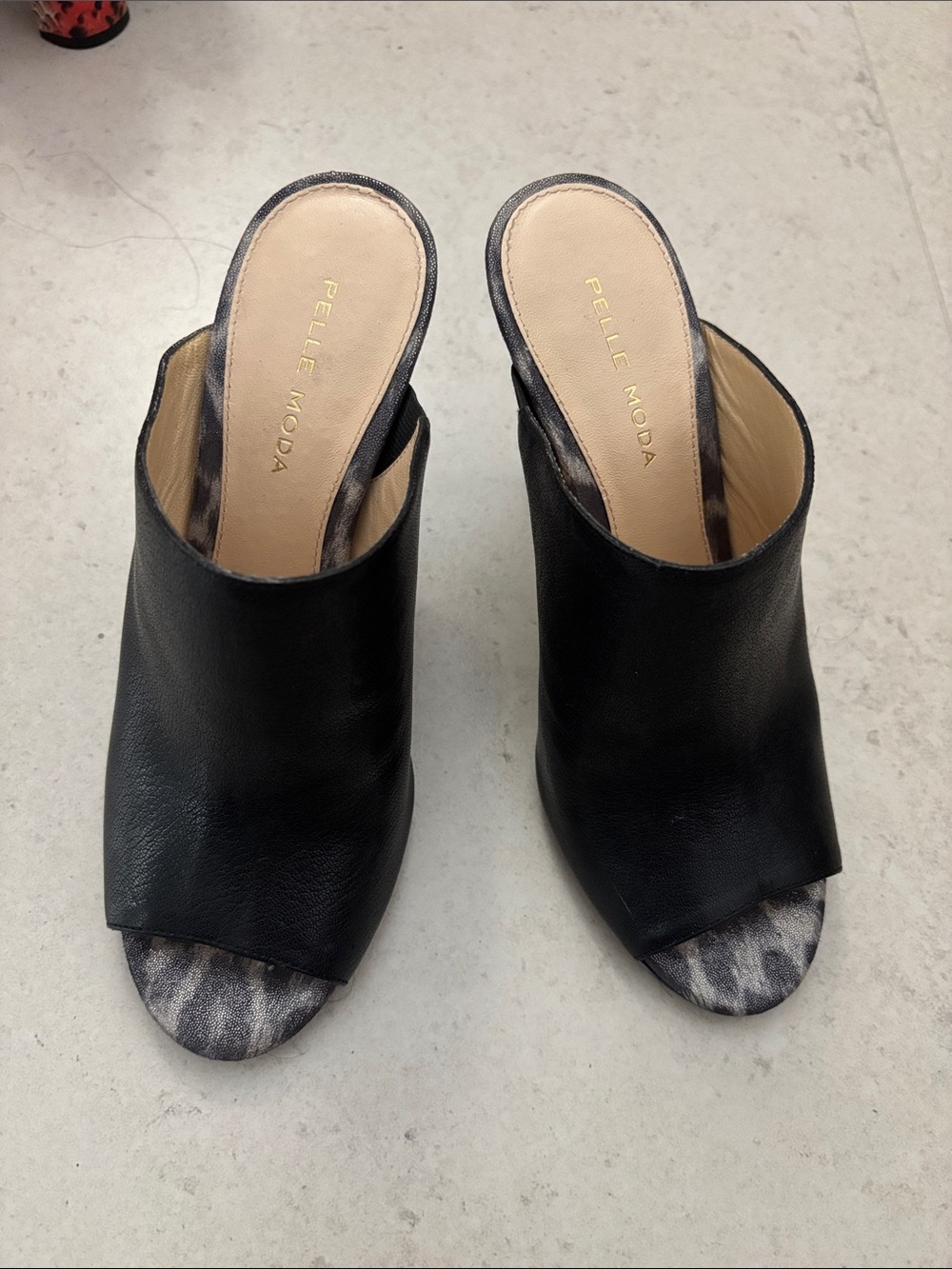 Pelle Moda Black Leather Open-Toe Slide Mules